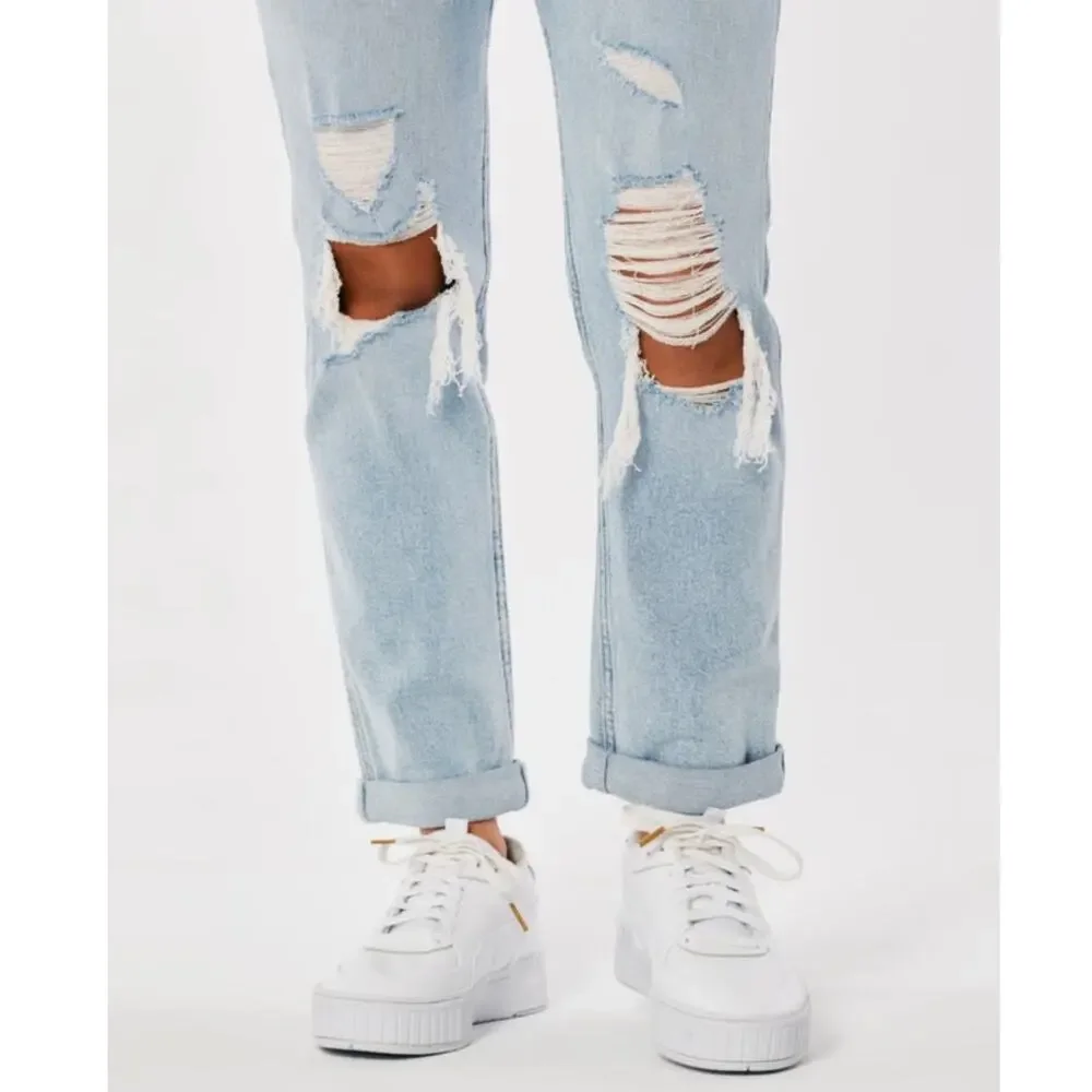 Hollister Ultra High-Rise Ripped Light Wash Mom‎ Jeans Size 3R
